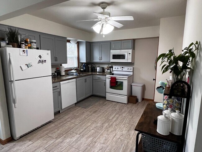 Building Photo - 6700-6702 Hill Ridge Drive - 6702