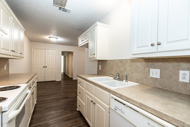 Building Photo - 2 Bedroom 2 Bathroom Duplex