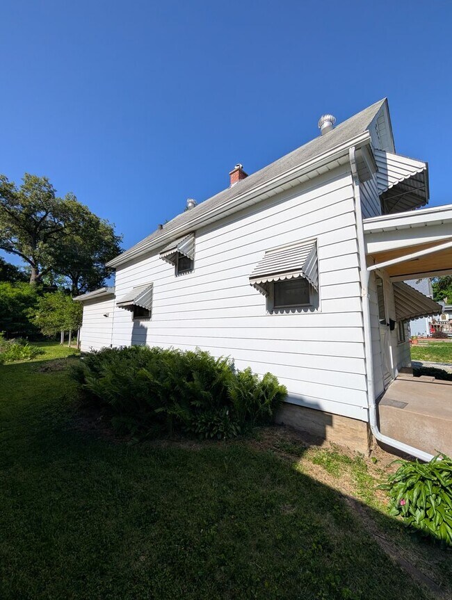 Building Photo - Affordable Moline Apartment in a Prime Quad Cities Location!