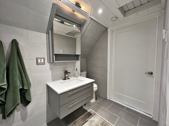 Building Photo - 4 Day St