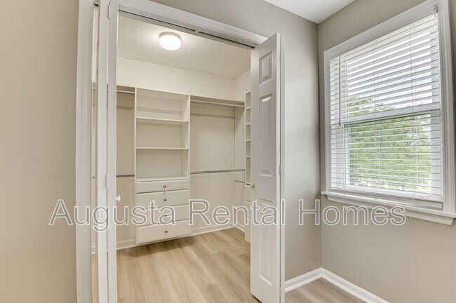 Building Photo - 454 Windtree Pl