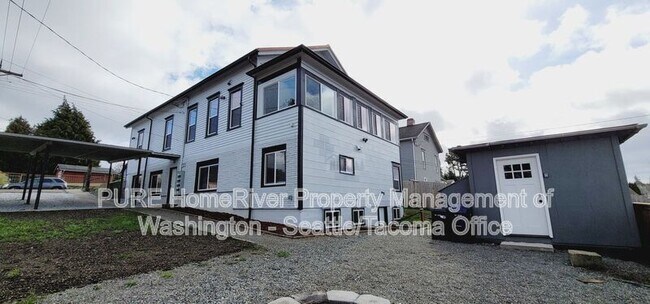 Building Photo - 3216 E Roosevelt Ave