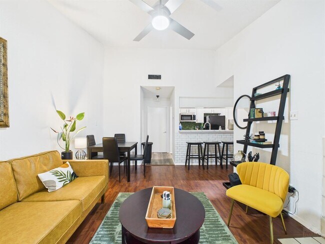 Building Photo - 806 W 24th St