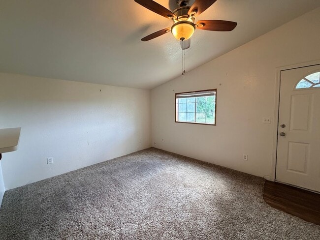 Building Photo - Well maintained home in convenient location w/seasonal landscaping incl.