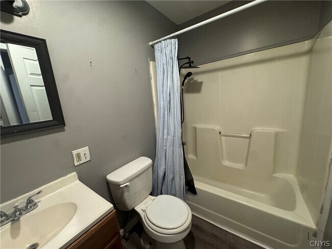 Building Photo - 109 1st St