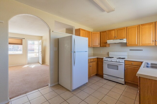 Building Photo - Conveniently located 3 Bedroom with Conver...