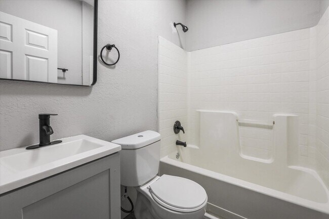 Building Photo - 401 Putnam Dr