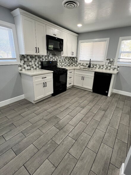 Primary Photo - 325 Lincoln Ave