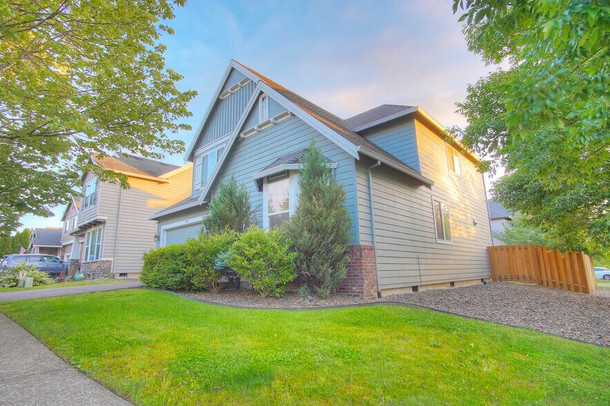 Primary Photo - 2727 N Crater Ln