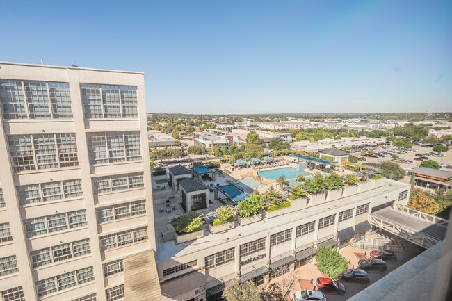 Building Photo - 2600 W 7th St