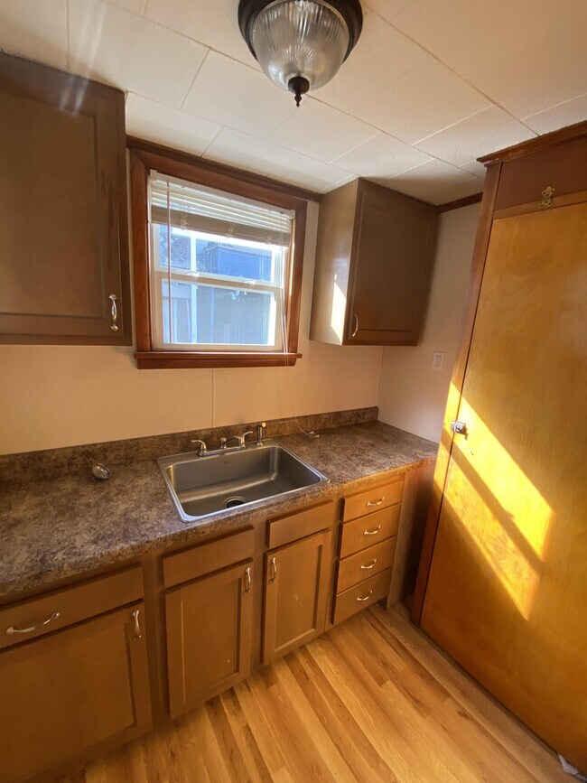 Building Photo - 908 Fallowfield Ave