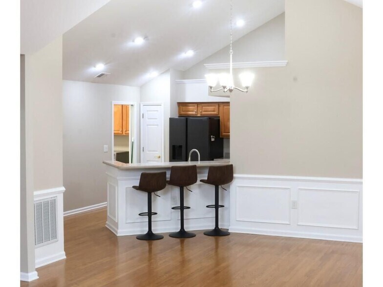 Building Photo - 3204 Village Ln