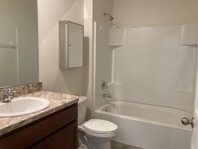 Building Photo - 863 Carlyle Ave