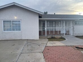 Building Photo - Northeast Hights Home