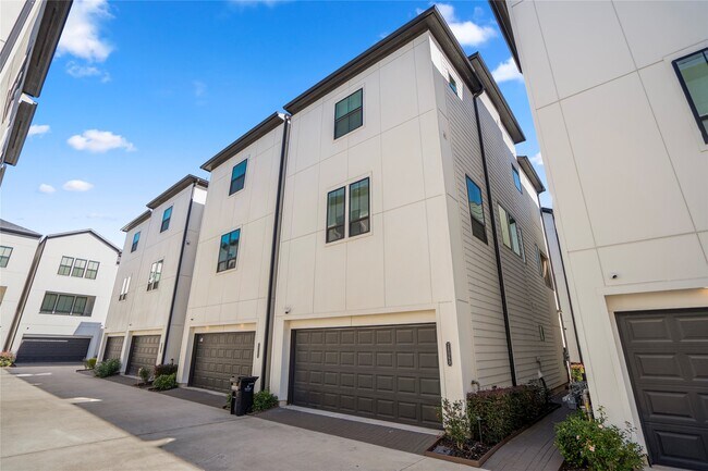 Building Photo - 2806 Grand Fountains Dr