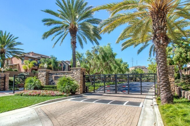Building Photo - Nicely upgraded townhouse in resort-like E...