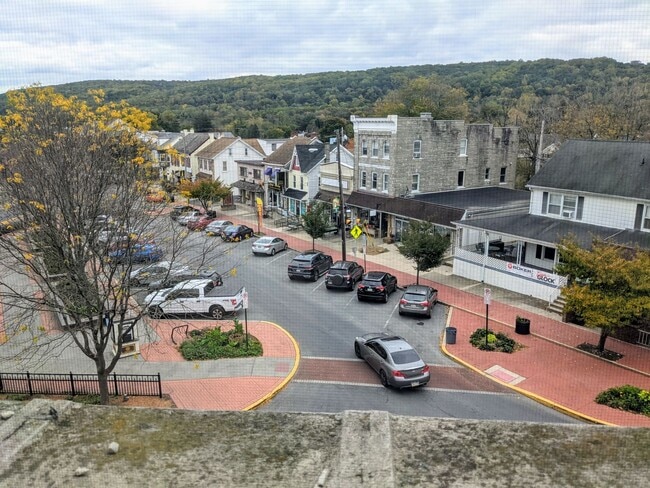 Building Photo - Spacious 2 Bedroom Apartment in Emmaus!