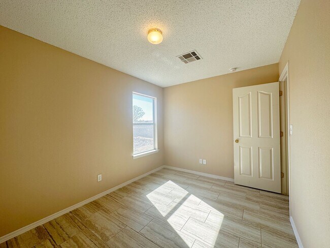 Building Photo - East 3 Bdrm 2 Bath