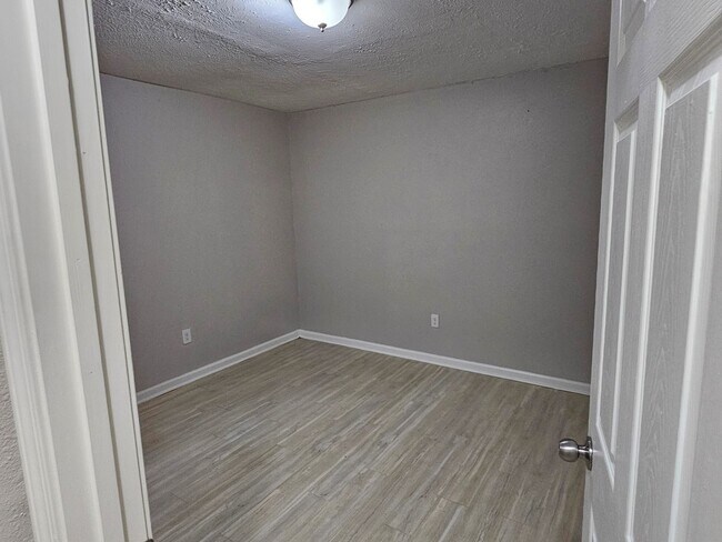 Building Photo - Lawrence Rd 227-229 (Duplex)