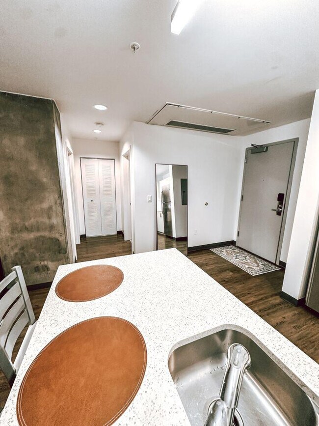 Building Photo - 1031 N Park Ave