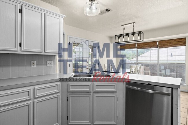 Building Photo - 714 Silver Creek Dr