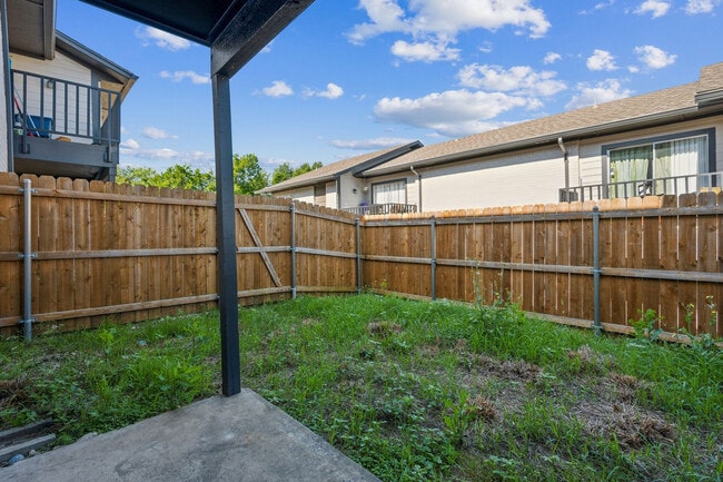 Building Photo - 210 W Tarrant Rd