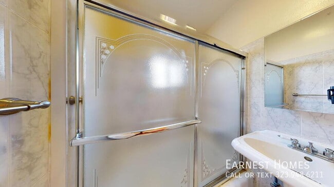 Building Photo - 517 E Chestnut St