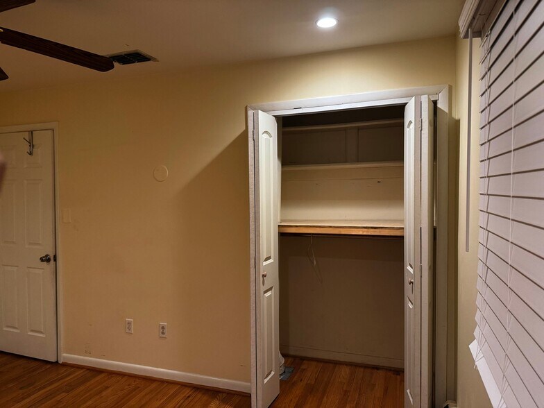 Building Photo - 4433 Village Dr