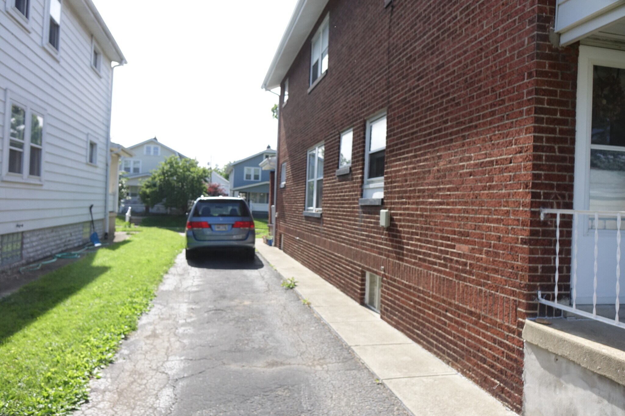Off-street parking in driveway - 908 Thomas Rd
