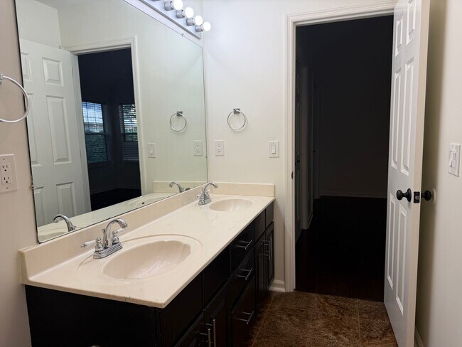 Building Photo - 303 Norvich Ct