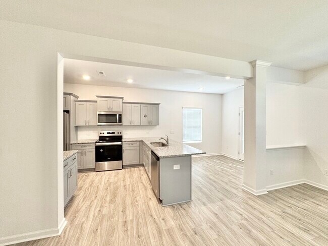 Building Photo - On quiet, dead end Street 3 bedroom 2 1/2 bath townhome