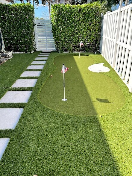 Building Photo - 5510 Bayview Dr