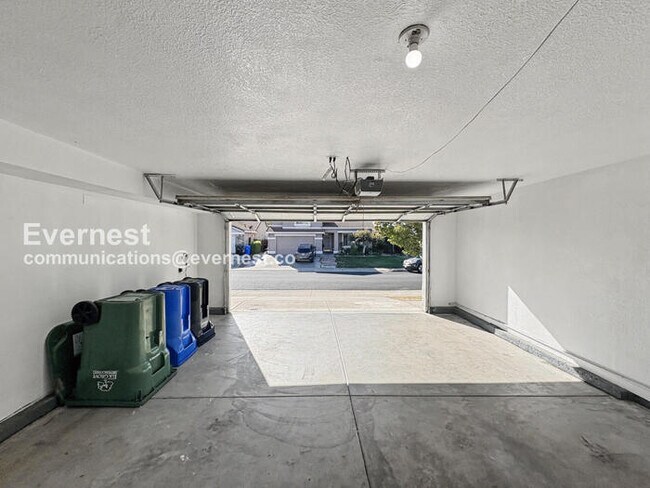 Building Photo - 4 Bed, 3 Bath Home with Garage / Pet-Friendly / Vouchers Accepted / Available Now!