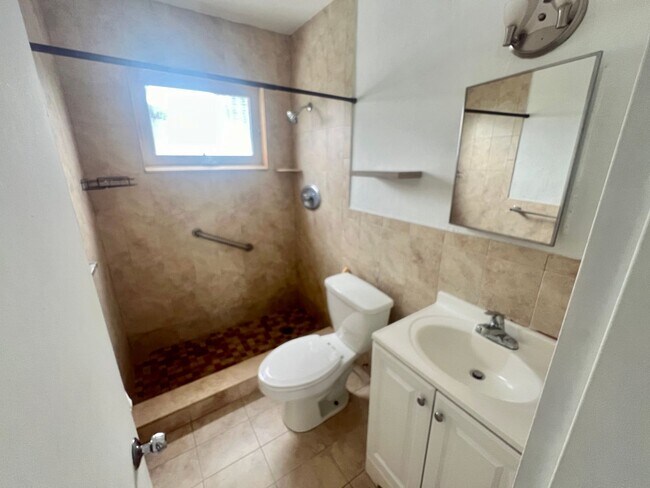 Building Photo - Excellent location in the heart of south b...