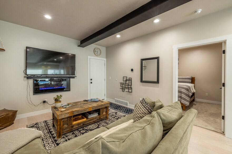 Building Photo - 255 Matterhorn Dr