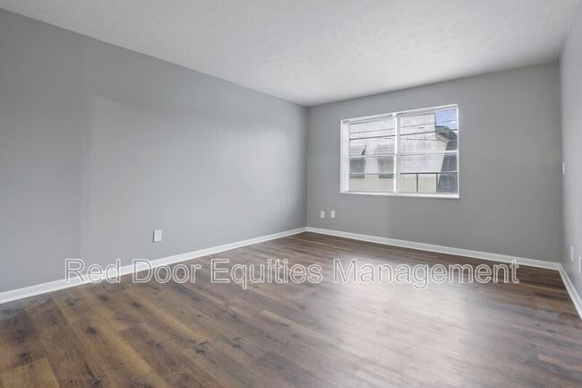 Building Photo - 123 Walnut St