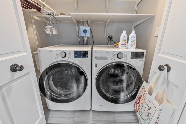 Building Photo - 55 Auryansen Ct