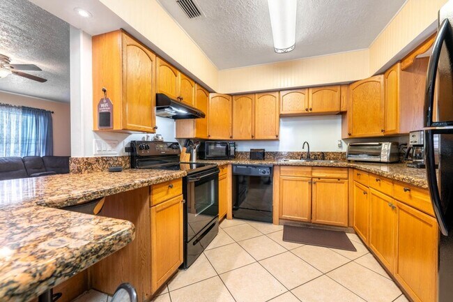 Building Photo - Charming 3 bedroom Home with Huge Fenced Yard