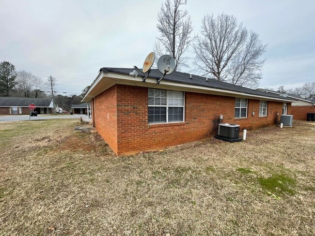 Building Photo - 13 Woodcreek Way SW