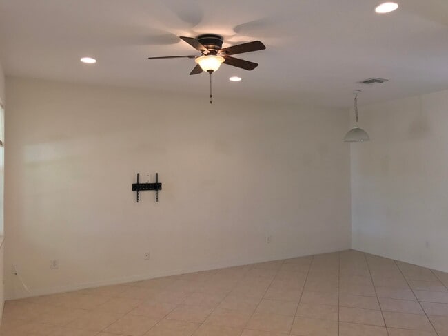 Building Photo - 141 E Thatch Palm Cir