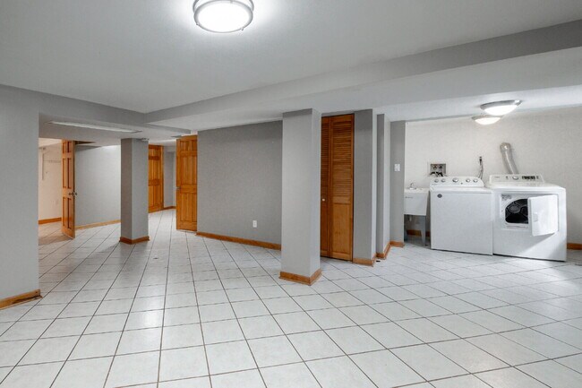 Building Photo - Spacious 3-Bedroom, 2-Bathroom Duplex in Avondale