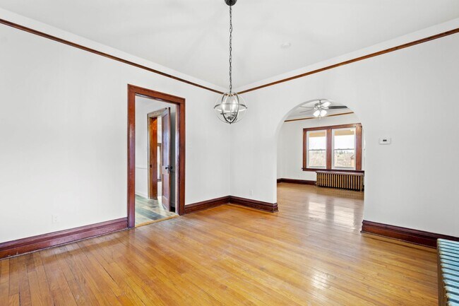 Building Photo - AVAILABLE FOR EARLY DECEMBER! Do not miss this HUGE 3-BEDROOM / 2-BATHROOM home in CARRICK!  SECT...