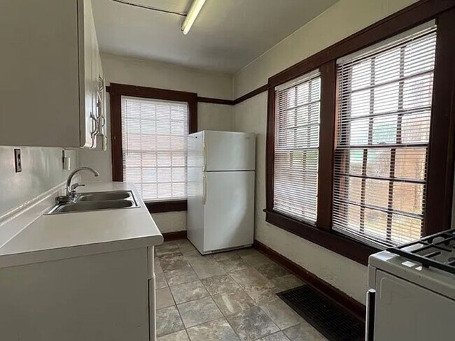 Building Photo - 1503 S Walnut St