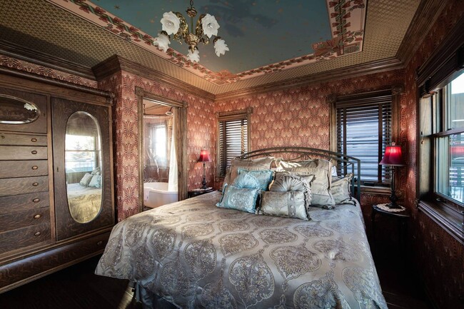 Building Photo - Winter rental! Luxury 4 bed, 3 bath home i...