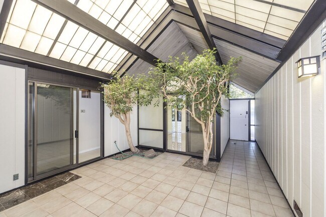 Building Photo - Charming Eichler in Super Desirable Community Center!