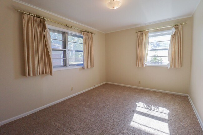 Building Photo - 3 Bed Mid-Town Beaut! Available for Immedi...