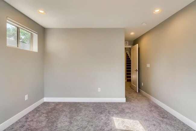 Building Photo - 3 bedroom Townhome + 2 Large Flex Spaces &...
