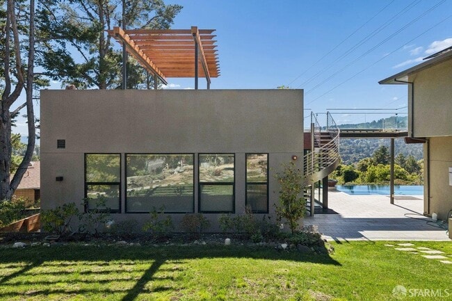 Building Photo - 1435 Lakeview Dr