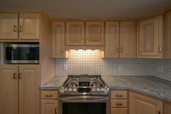 Building Photo - Spacious 6 Bedroom Home with a Balcony!