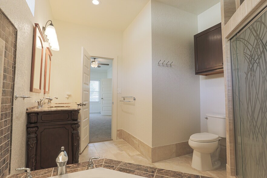 Primary bath - 5528 Junius St